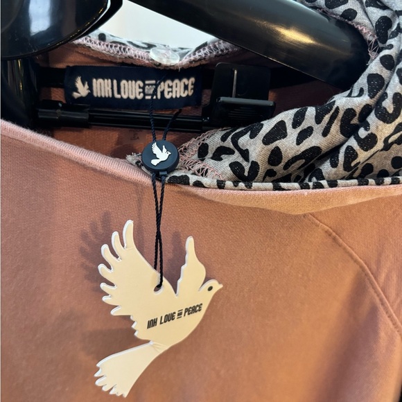 Ink, Love and Peace
Women’s Boxy color block hoodie with removable hood - Picture 2 of 5